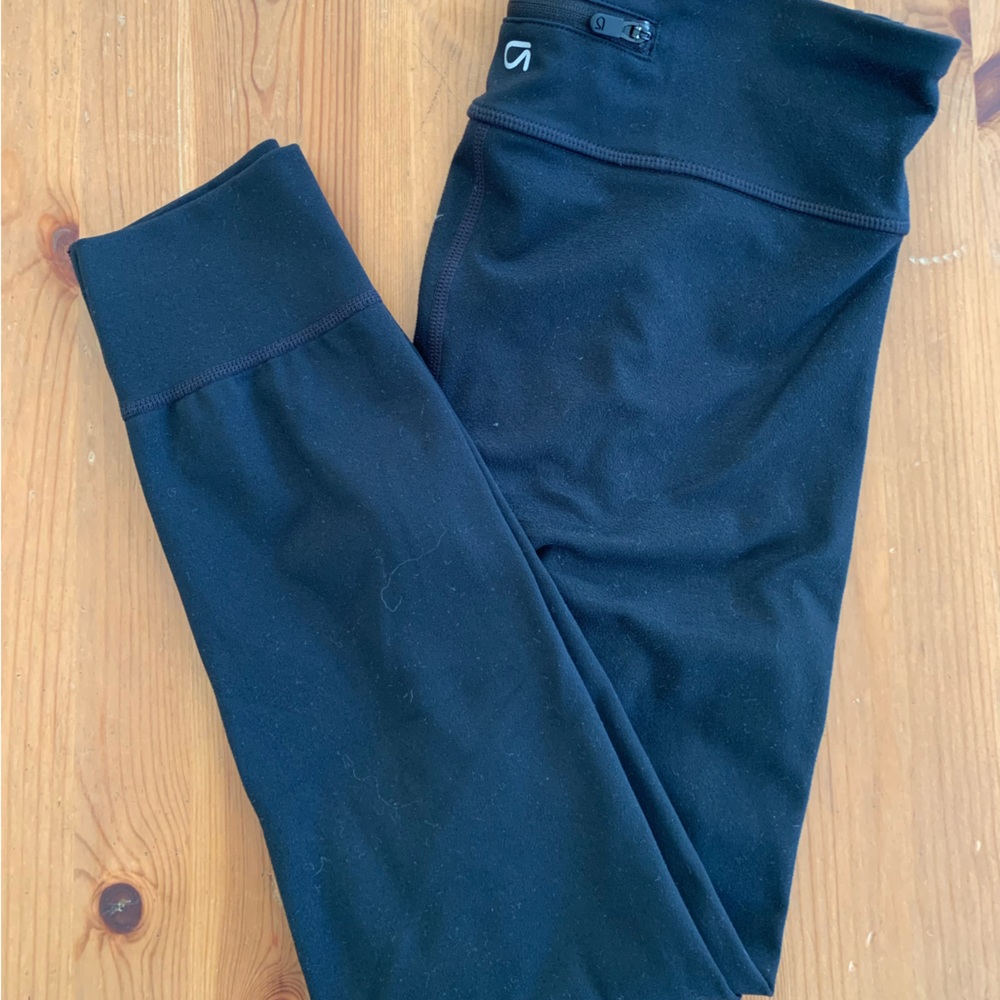 Gap fit 3/4 workout leggings with white stripes down the side and small pocket